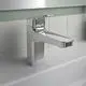 Waschtischarmatur von Ideal Standard in Chrom, mit einem minimalistischen Design und einem flachen Auslauf, montiert auf einem weißen Waschbecken vor hellen Fliesen.
